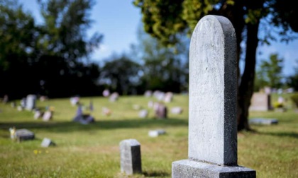 Il cimitero di Sabbio a Dalmine tra erbacce e rifiuti. Ed è subito polemica