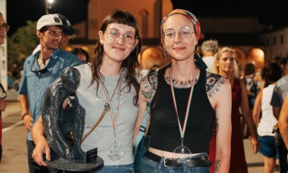 Le gemelle Giulia e Alice Monzani di Filago trionfano al concorso nazionale dei madonnari