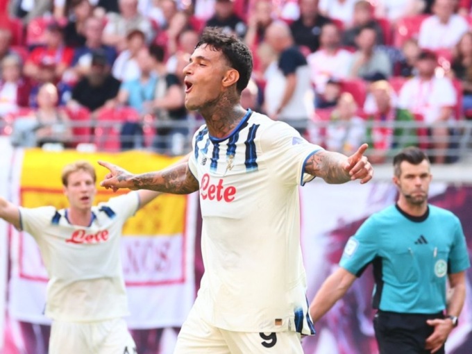 Scamacca e Bernasconi nel finale, l’Atalanta ribalta il Lipsia e vince 2-1 in Germania