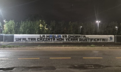 I due striscioni (e le due posizioni) del tifo atalantino sul possibile reintegro di Lookman