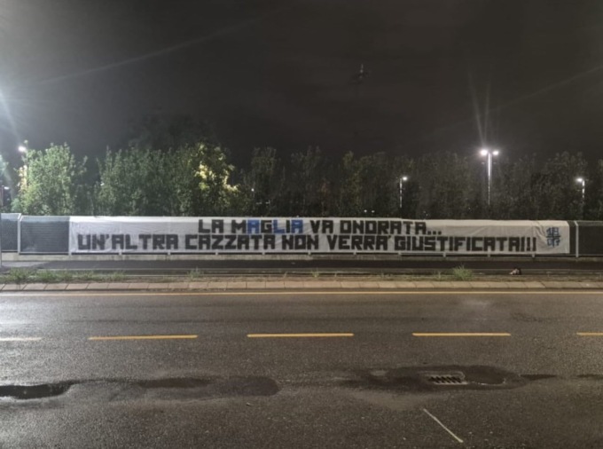 I due striscioni (e le due posizioni) del tifo atalantino sul possibile reintegro di Lookman