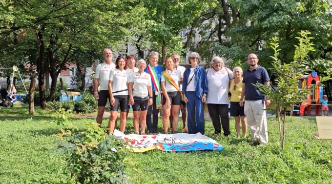 Tappa a Bergamo dei ciclisti per la pace, in visita agli alberi discendenti del kaki di Nagasaki