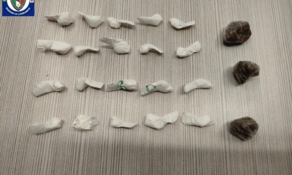 Romano, tenta di nascondere la droga alla vista della polizia ma viene arrestato