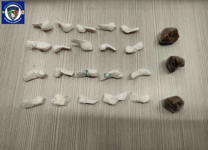 Romano, tenta di nascondere la droga alla vista della polizia ma viene arrestato