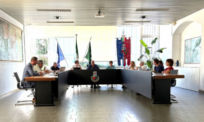 Uso improprio dei social? A Mozzo la minoranza chiede lumi, il sindaco ribatte