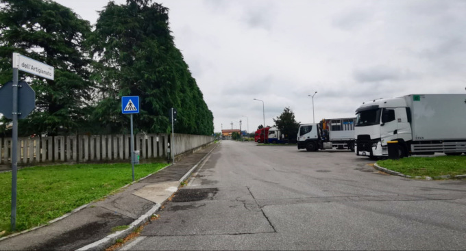 I residenti di Dalmine protestano: «Degrado e caos per colpa dei camion, ora basta»