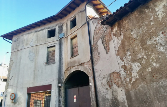 «Il centro storico di Azzano San Paolo s’impoverisce, è spento e vuoto: è un problema»