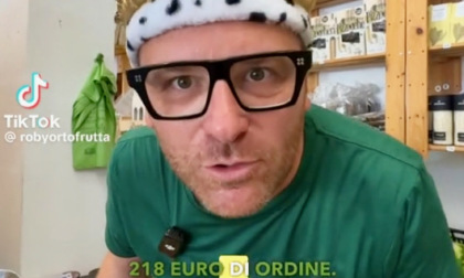 A Briolo di Ponte San Pietro c’è un fruttivendolo che va forte su TikTok: è Roberto Baldi