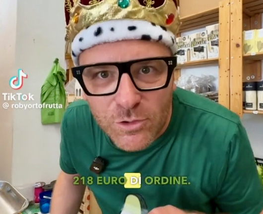 A Briolo di Ponte San Pietro c’è un fruttivendolo che va forte su TikTok: è Roberto Baldi