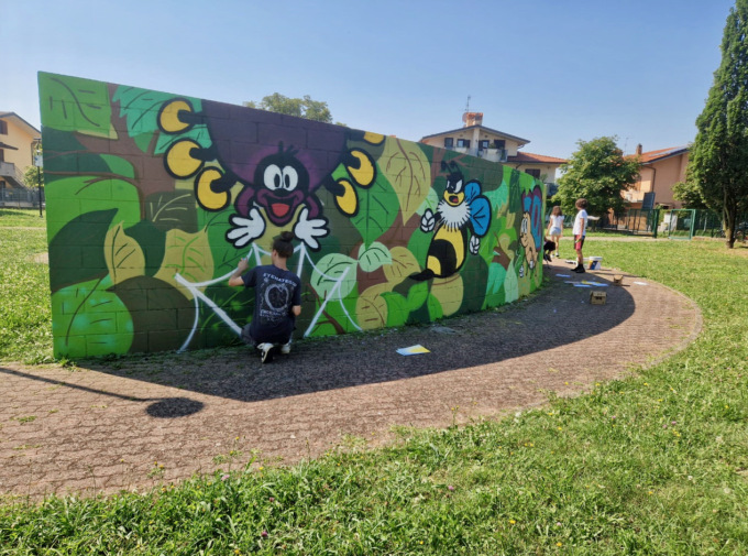 Il parco Rocol di Stezzano rinasce con il murale a tema ambientale di ragazzi e ragazze