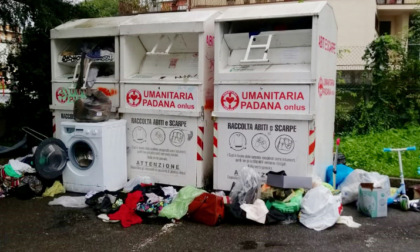 A Seriate via i cassonetti degli indumenti: «Si sono trasformati in discarica»