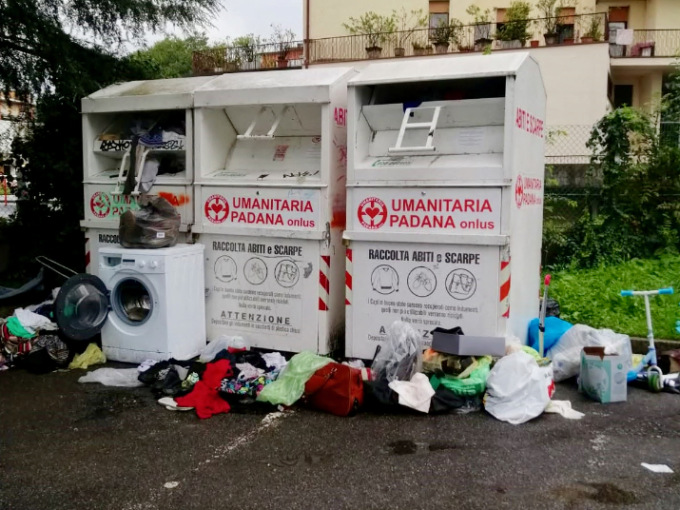 A Seriate via i cassonetti degli indumenti: «Si sono trasformati in discarica»