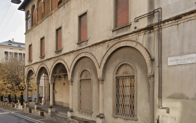 Cancellate anti-senzatetto alla chiesa di S. Marco a Bergamo: fatte togliere dal parroco