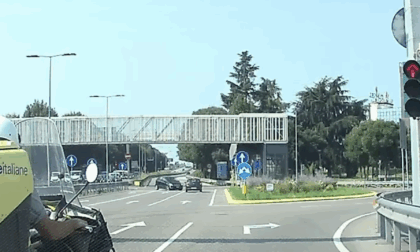 Auto contromano all'incrocio del Cristallo Palace: «Non è la prima volta che succede»