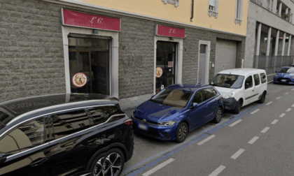 Lavori e-Brt in via Baschenis a Bergamo, via alcuni stalli blu per tenere il doppio senso