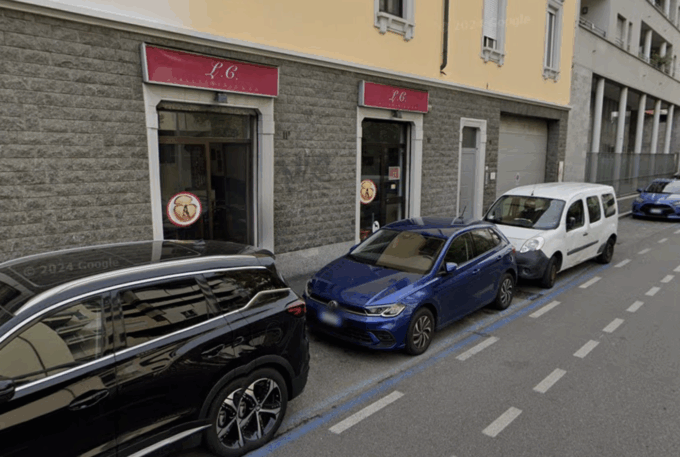 Lavori e-Brt in via Baschenis a Bergamo, via alcuni stalli blu per tenere il doppio senso