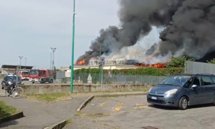 Grave incendio alla piscina comunale di Ghisalba: cinquanta persone evacuate
