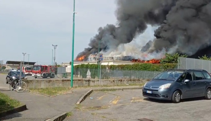 Grave incendio alla piscina comunale di Ghisalba: cinquanta persone evacuate