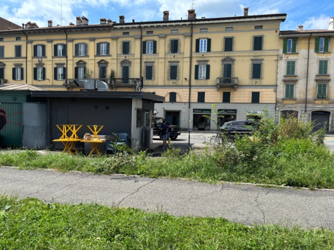 C’era una volta il dehors di FudBox, che lascia spazio ai posti auto per la nuova Gamec