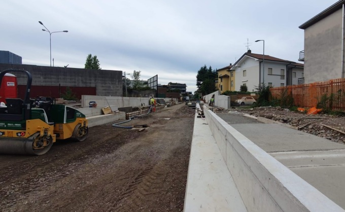 Iniziata la posa dei binari della T2 in via Corridoni a Bergamo: aperta solo una corsia
