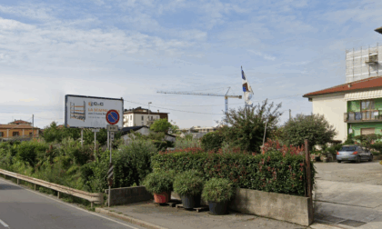 Cortile in via Moroni spesso allagato: «Colpa della roggia tombinata per la e-Brt»