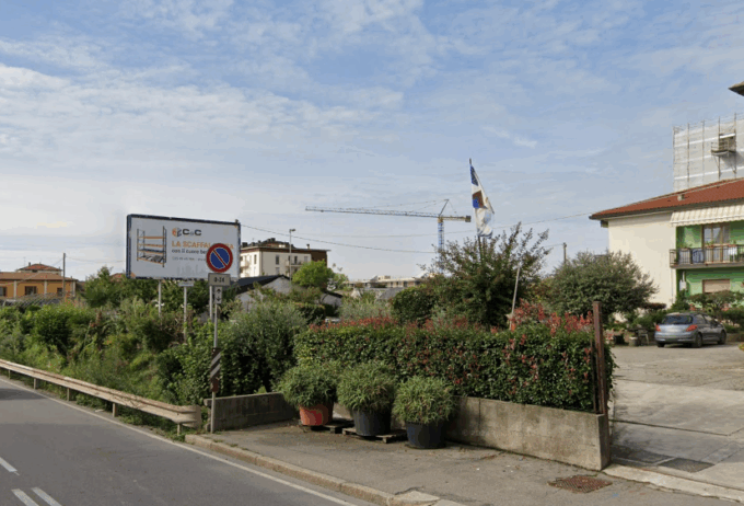Cortile in via Moroni spesso allagato: «Colpa della roggia tombinata per la e-Brt»