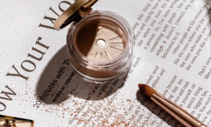 Sguardo definito con naturalezza: il ritorno dell’eyeliner marrone nella beauty routine