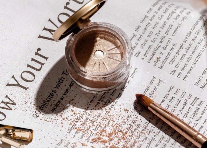 Sguardo definito con naturalezza: il ritorno dell’eyeliner marrone nella beauty routine