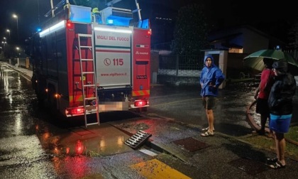 A Martinengo allagate case e scantinati dopo la bomba d'acqua di stanotte: vigili del fuoco al lavoro