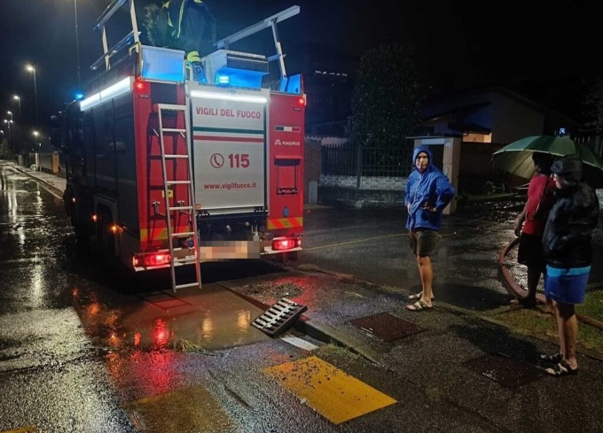 A Martinengo allagate case e scantinati dopo la bomba d’acqua di stanotte: vigili del fuoco al lavoro