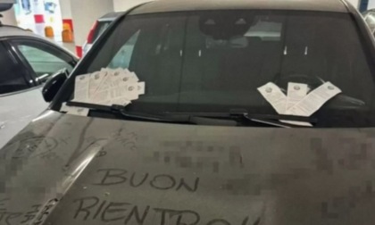 Mercedes parcheggiata un mese all’Oriocenter: record di multe e dediche "affettuose"