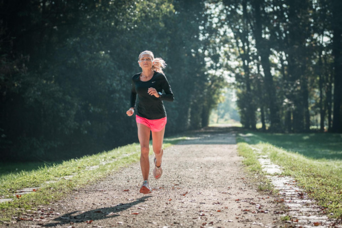 Dieci maratone in dieci giorni: la sfida della runner Ivana De Martino passerà anche da Crespi d’Adda