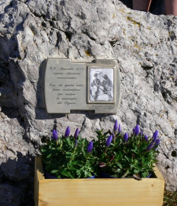 Ancora vandalismi in montagna: danneggiata la foto ricordo di Noris sull’Alben