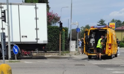 Incidente a Martinengo tra bici e camion: morta una donna del paese, aveva 72 anni