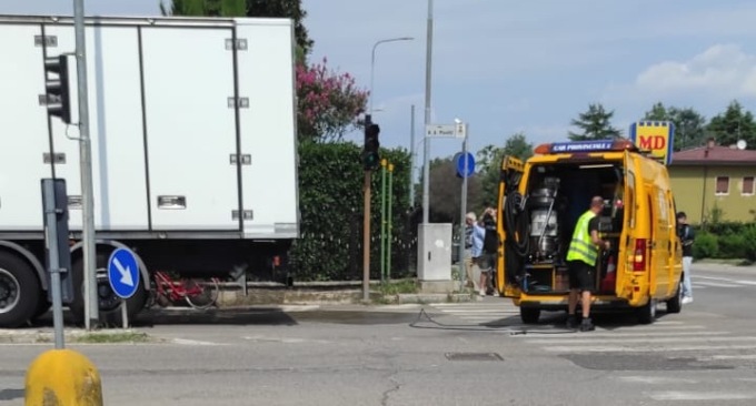 Incidente a Martinengo tra bici e camion: morta una donna del paese, aveva 72 anni