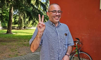 Una donna non può pagare i lavori: il sindaco di Canonica le sistema il tetto da solo