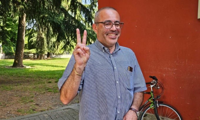 Una donna non può pagare i lavori: il sindaco di Canonica le sistema il tetto da solo