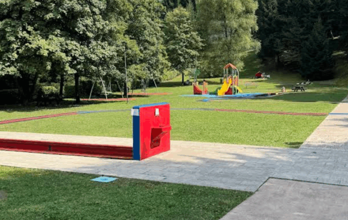 Notti insonni a Dorga a causa dei giovani al parco, che «urlano e urinano nelle vasche»