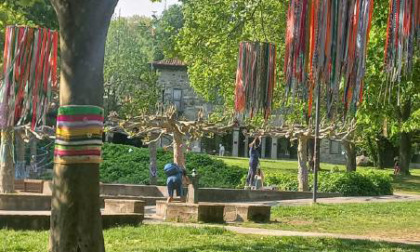 Chiude in anticipo l'esposizione di uncinetto a Carvico: bimbi e genitori rubavano le opere
