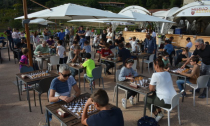Torna l'AperiScacco nel verde di Astino: torneo e divertimento nel segno degli scacchi