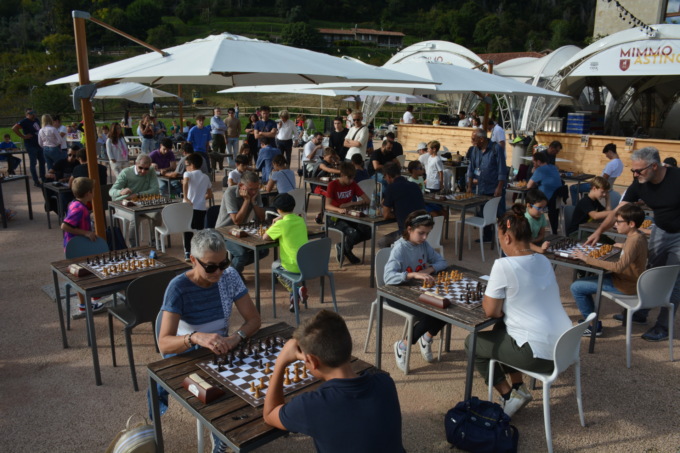 Torna l’AperiScacco nel verde di Astino: torneo e divertimento nel segno degli scacchi