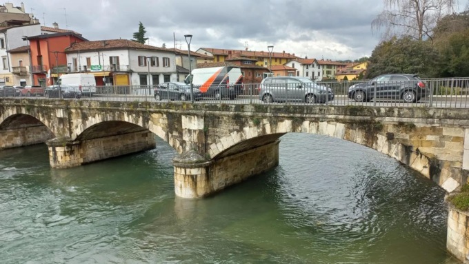 Riapre il doppio senso sul ponte di via Italia a Seriate, ma con limitazioni fino al 31 agosto