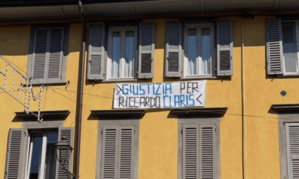 La famiglia di Riccardo Claris chiede «giustizia» con uno striscione in Borgo Santa Caterina