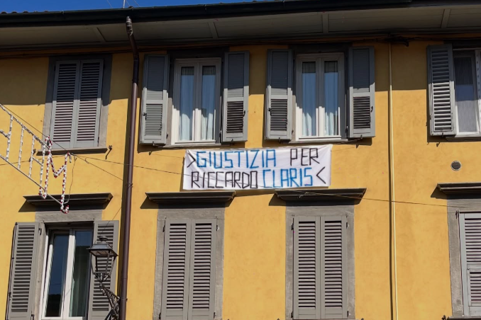 La famiglia di Riccardo Claris chiede «giustizia» con uno striscione in Borgo Santa Caterina