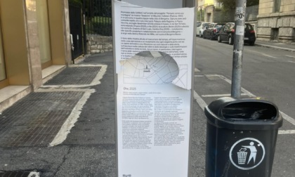 Vandalizzato il totem dell'opera di Cattelan: «Critiche feroci non favoriscono un clima sereno»