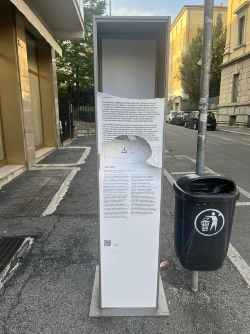 Vandalizzato il totem dell’opera di Cattelan: «Critiche feroci non favoriscono un clima sereno»