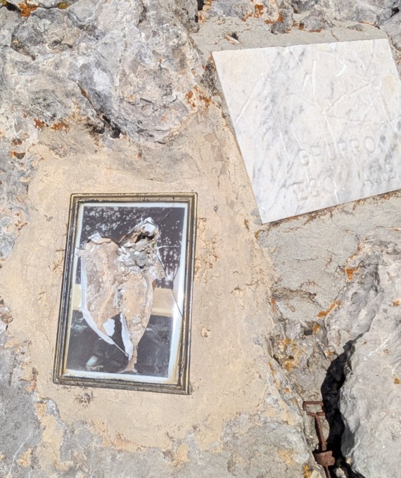 I vandali non risparmiano nemmeno la cima della Presolana: rovinate le memorie di vetta