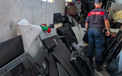 Sequestrato un capannone pieno di televisori in disuso a Lallio: venivano spediti in Senegal
