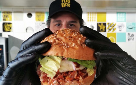 Folla al FudBox di via Battisti per la serata d’addio con i mini burger gratis