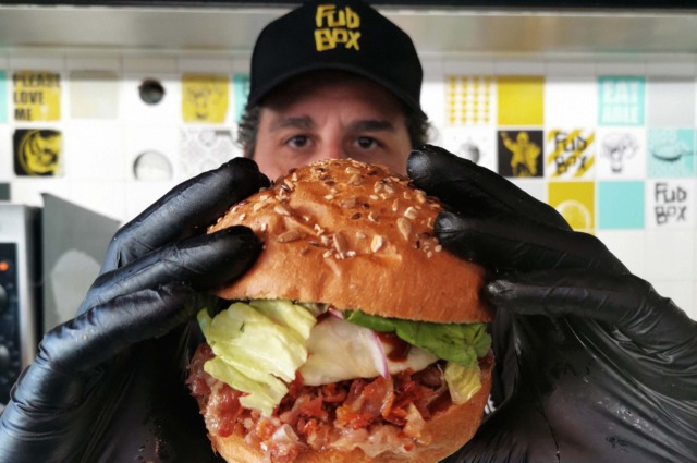 Folla al FudBox di via Battisti per la serata d’addio con i mini burger gratis